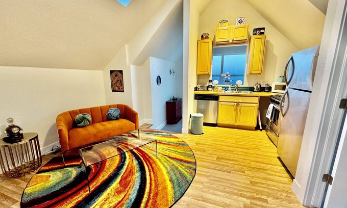 Lincoln Park Casa | The Retro Carriage House