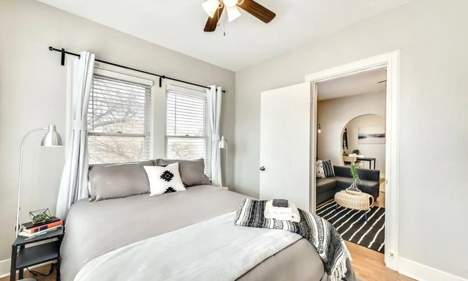 Lower Greenville Apartamento | The Retro Lower-Greenville Apartment