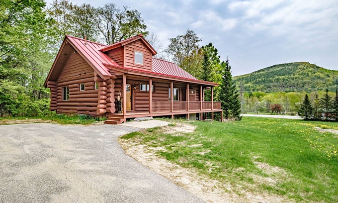 Sunday River Area Cabina | The Right Stuff Rental - Custom log home nestled in the trees! Minutes to Sunday River!