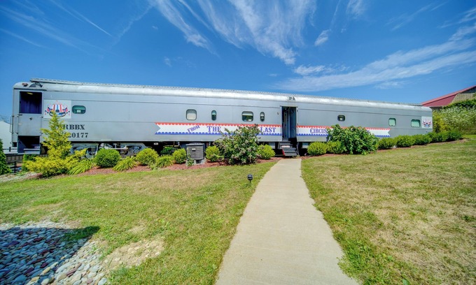 Adrian Furnace Apartamento | 'The Ringmaster,' Converted Railcar in DuBois!