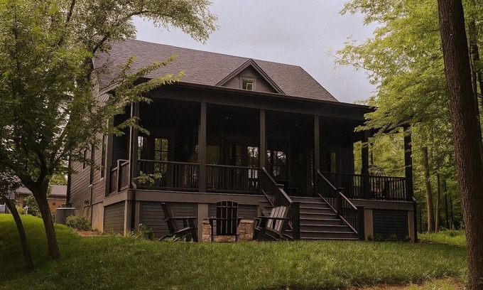 Wheatland Cabaña | The Rip at Selah- Unique Bunkhouse Style Retreat - Close to OU Campus