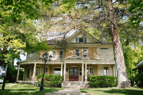 Logan Cama Y Desayuno | The Riter Mansion