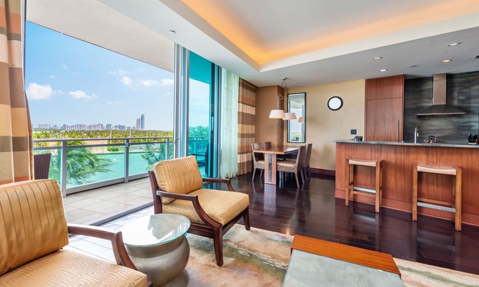 Bal Harbour Condominio | The Ritz-Carlton: Bayview Beachfront Condo with Pool & Direct Beach Access