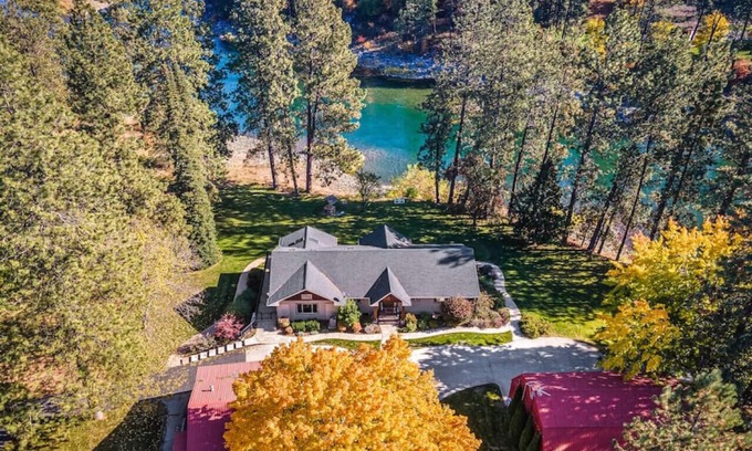Post Falls Casa | The River House - Kayaks Included!