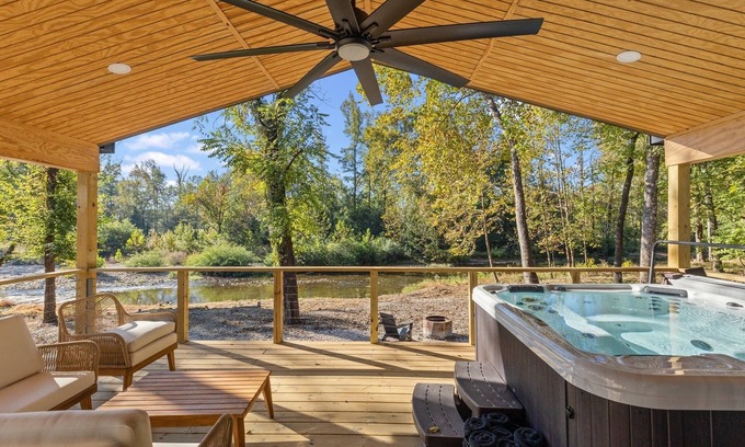 Hot Springs Casa | The River House (New, Modern, Hot Tub, Honeymoon, Couples Retreat, River Views)