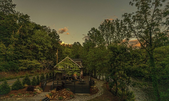 Whittier Casa | The River House on the Tuckasegee River near Bryson City, NC