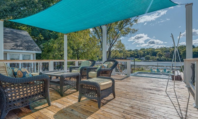 Algonquin Casa | The River House/Stunning Riverfront/Scenic Views/Water Sports/Steps to Marina