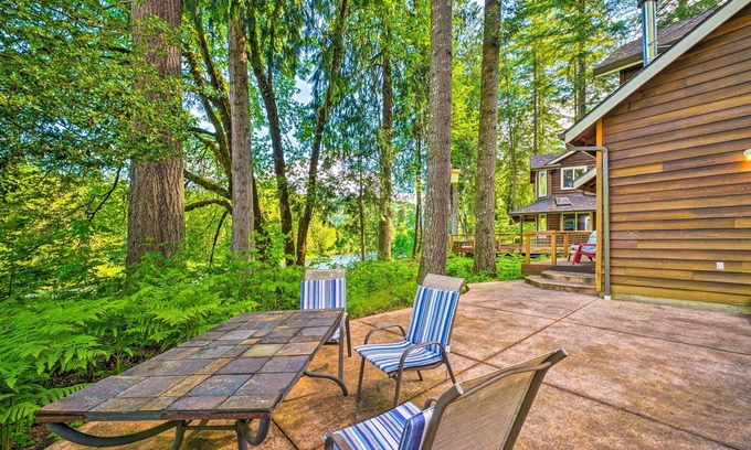 Leaburg Casa | The River House' w/ Deck, on McKenzie River!