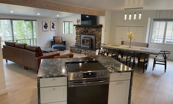 Grants Pass Casa | The River House with Views of the Famous Rogue River! No cleaning fees!