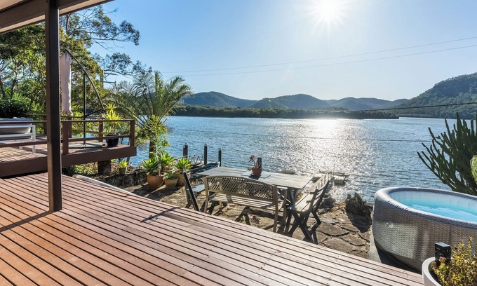 Marlow Casa | The River Shack - Breathtaking River Views, Waterfront House With hot tub