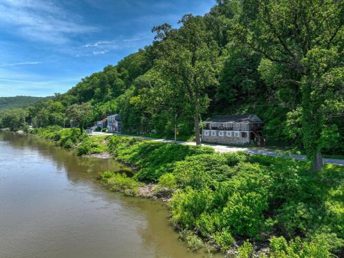 Salunga Casa | The Riverfront Serenity Lodge