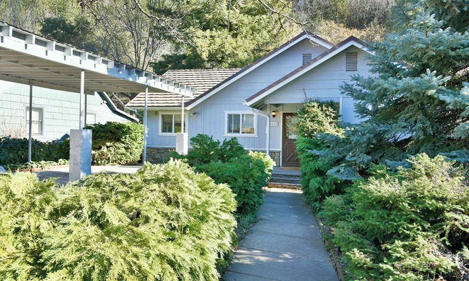 Dunsmuir Casa | The Rivers Bend, On the Upper Sacramento River.