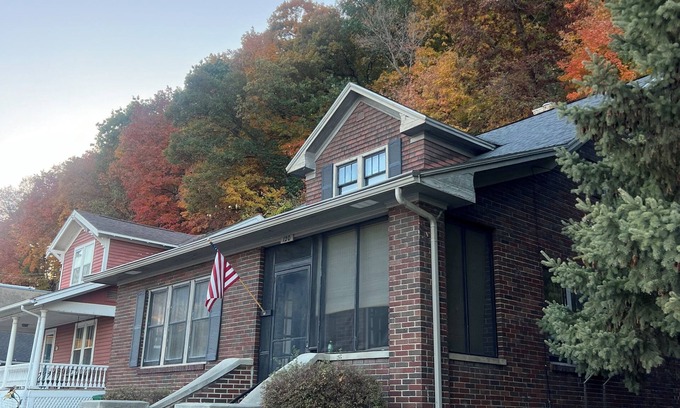 McGregor Casa | The Riverside Brickhouse- 6 Bedrooms, 2 Bathroom, Riverviews, Grill, AC/Wifi