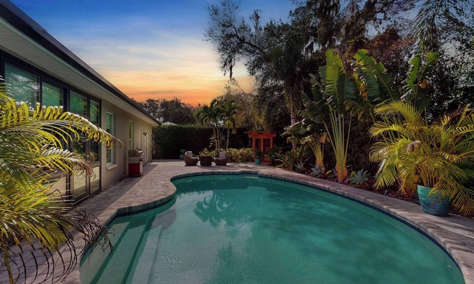 Boyette Springs Casa | The Riverview Estates: Sauna and Heated Pool