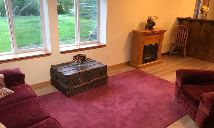 Quesnel Casa | The Riverwalk House, WALK DOWN Suite