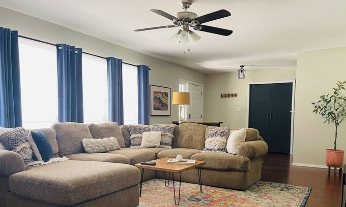 Universal City Casa | The Roan Ranch House-4 bd 2 bath single story