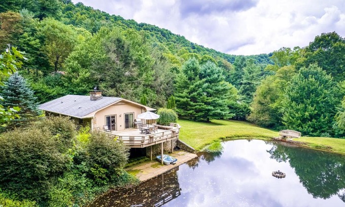 Waynesville Casa | The Rock House at Big Bear Estates