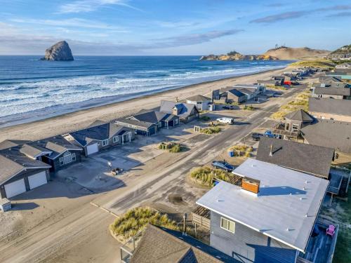 Kiwanda Shores Casa | The Rock Inn Yacht - Meredith Lodging