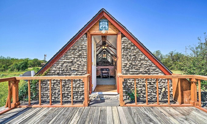 Tower Heights Cabaña | ¡NUEVO! Cozy Rock Cottage w / Deck -12 Mi a Dwtn Tulsa