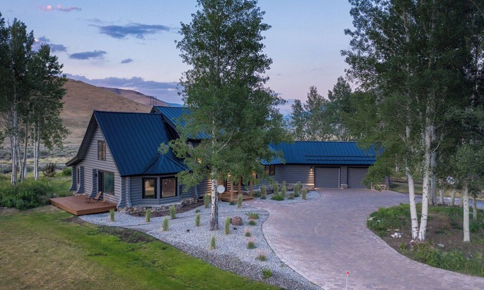 Hailey Cabina | The Rodeo Cabin on 5 Acres | Hot Tub, Peloton Bike, and Pet-Friendly!