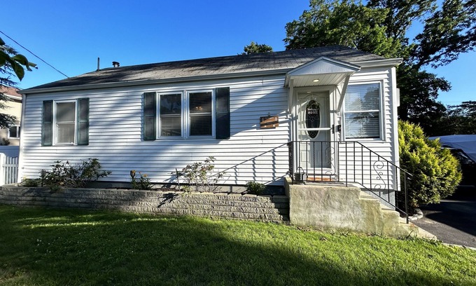 Ronkonkoma Casa | The Ronkonkoma Bungalow
