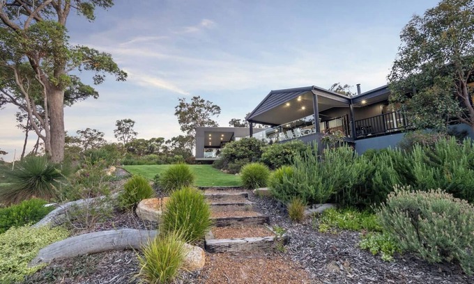 Quedjinup Casa | The Roo House Sprawling Bushland Retreat near Town