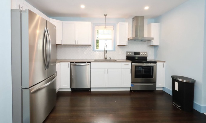 Center Apartamento | The Roosevelt 1, near mall, sleeps 6, Stylish, Parking, quiet area