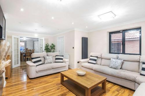Chafford Hundred Casa | The Roost Group - 8-Bed Home, 5 Mins to M25&A13