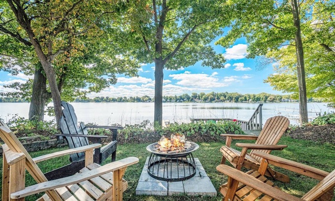 Fennville Casa | The Roost: Hutchins Lake Waterfront, Views, Fireplace, Cozy Atmosphere