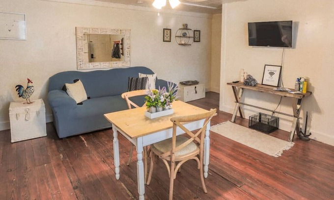 Estate East Street Apartamento | The Rooster’s Perch - A Quaint Island Homestead