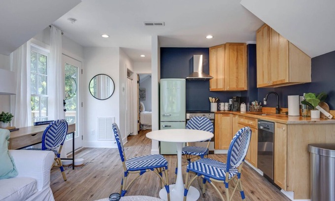 Southwest Raleigh Apartamento | The Rose Garden Retreat - NC State /Cameron Village/PNC Park