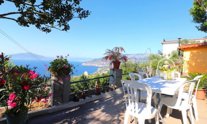 Priora Casa | The Rose of the South, breathtaking views of the Bay of Naples and Mount Vesuvius