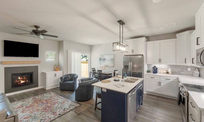 Broken Arrow Casa | The Rose Retreat - Walk to the Broken Arrow Rose District