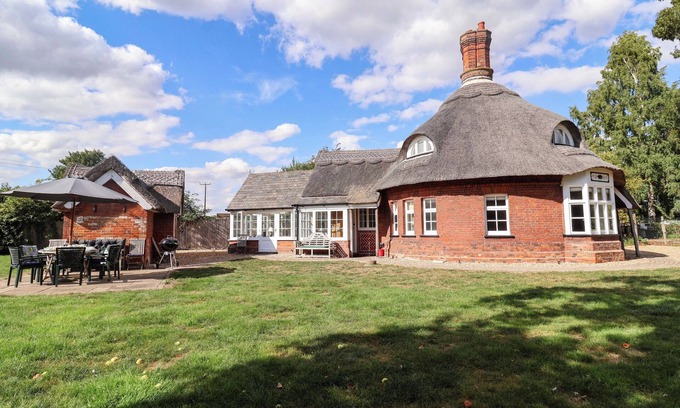Woodbridge Cabaña | THE ROUND HOUSE, pet friendly, with open fire in Framlingham