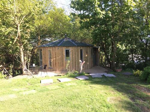 Begelly Chalet De Esquí | The Roundhouse - Unique space nestled in the trees