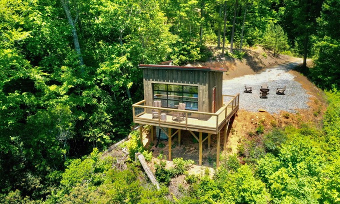 Bryson City Cabina | The Rowdy Bear Off-Grid Glamping Cabin