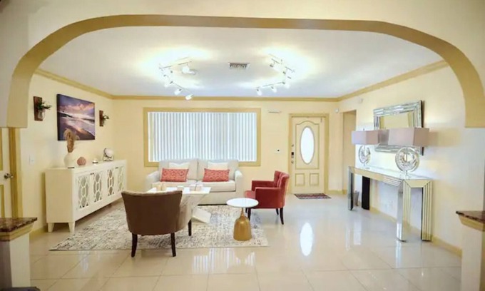 Lake Worth Corridor Casa | The Royal Oasis heated pool