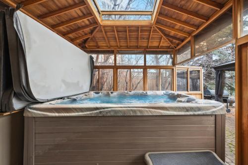 Southwest Calgary Casa | The Royal Ravine Luxury Retreat