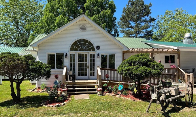 Mentone Casa | The Royal Suite at The Hatter Cafe and Country Inn Breakfast included