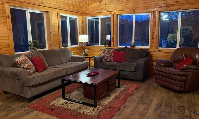 Franklin Cabina | The Ruby River - Phenomenal Riverfront Cabin