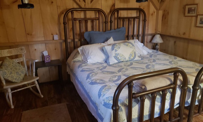 Jeffersonville Cabina | 12 x 12 cabaña rústica en 52 acres granja B&B