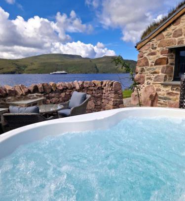Ullapool Casa | The Ruin - Wood fired hot tub - Lochside - Dog friendly