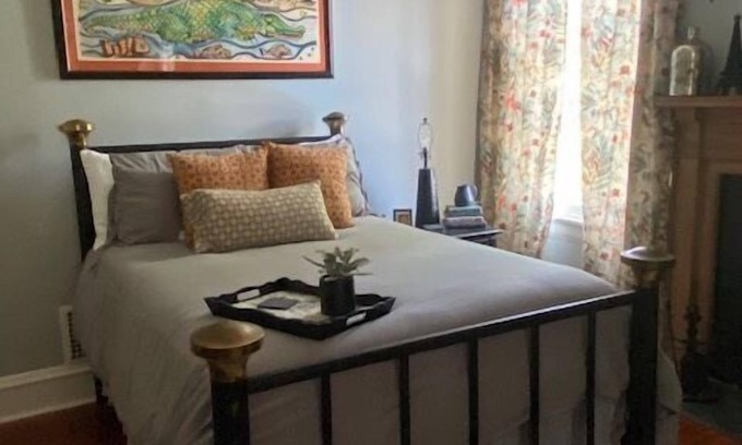 Laurel Cama Y Desayuno | The Rumble Room, Jenny's Downtown Hideaway Bed and Breakfast-The Rumble Room