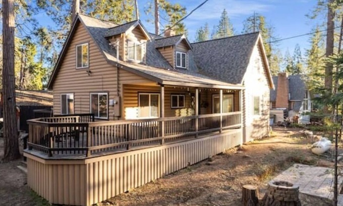 Mi-Wuk Village Cabina | The Rustic Bear and Cozy Cabin