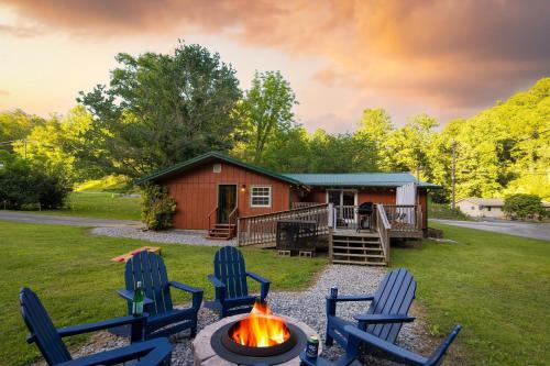 Gatlinburg Casa | The Rustic Cottage by AvantStay Hot Tub Fire Pit Pool Table 5mins to Town