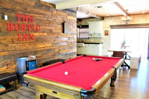 Cross Mountain Casa | The Rustic Inn - Family friendly, Close to Fiesta Texas, SeaWorld, Riverwalk and more
