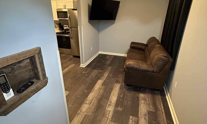 Renick Apartamento | The Rustic Railroad Studio 5 Min to HWY 63 Kitchen + Washer/Dryer
