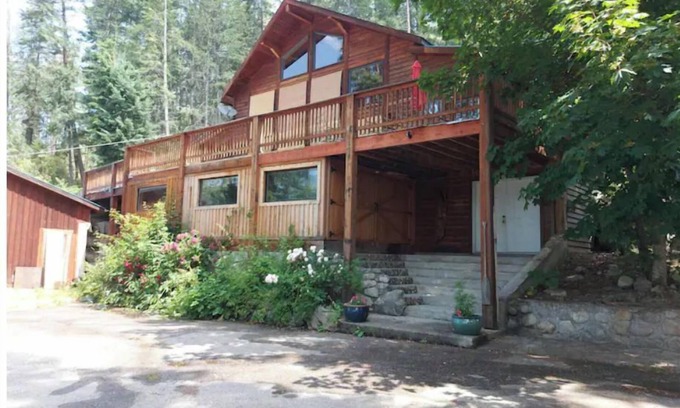 Central Kootenay Casa | The Rustic Retreat House on Kootenay Lake