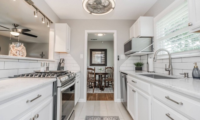 Wichita Falls Casa | The Rustic Star Cottage! Adorable1-bedroom house in Wichita Falls with AC, WiFi