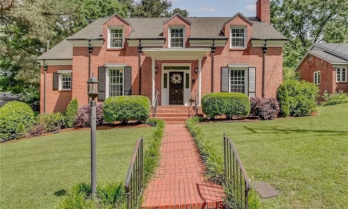 Tuscaloosa Casa | The Saban of Sherwood with a Pool located 0.9 miles from Bryant Denny Stadium